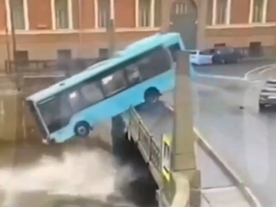 Tragedia a San Pietroburgo: autobus con passeggeri "precipitato" in un fiume, 3 morti - Il video 