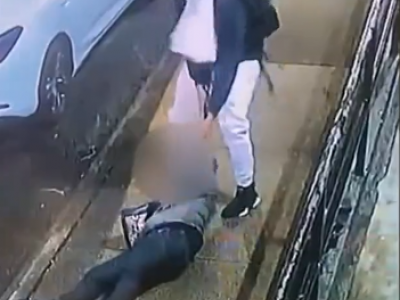 USA, scioccante video di un uomo mascherato che soffoca una donna con la cintura e trascina il corpo – Il video