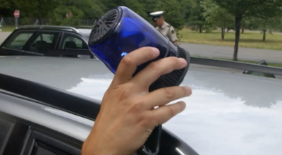 Le viene confiscata l’auto e si ritrova sommersa dalle multe... a causa degli agenti di polizia che guidano la sua auto “civetta”