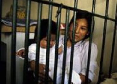 donna in carcere con il bambino