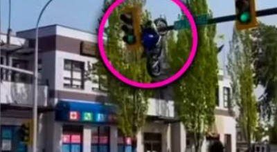 Spettacolare incidente: una motocicletta è stata scaraventata in aria dopo una collisione rimanendo incastrata in un semaforo – Il video