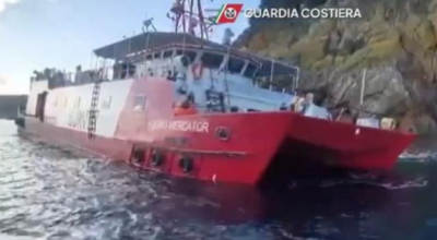 Nave incagliata sulla scogliera all’Isola d'Elba: blackout e acqua nello scafo