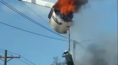 Un lavoratore precipita da un cestello di una piattaforma aerea in fiamme – Il video