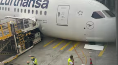 Incidente all'aeroporto di Francoforte, la prua di un Boeing 787-9 Dreamliner Lufthansa è crollato sull’asfalto dopo il cedimento del carrello anteriore mentre era parcheggiato al gate – Il video