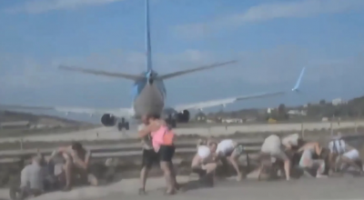 Selfie mania: turisti fotografano il momento del decollo di un aereo a pochi metri di distanza dal velivolo – Il video