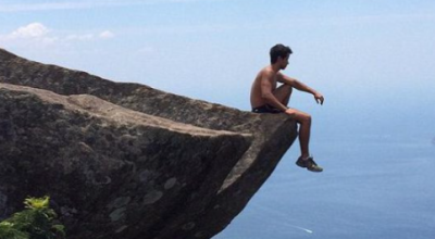 Dramma in vacanza per selfie mania: un sessantaduenne vuole scattare il selfie perfetto su una scogliera di un'isola greca, ma perde l'equilibrio e cade