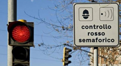 Semafori intelligenti e passaggi col rosso: senza omologazione tecnica il verbale è nullo