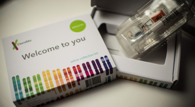 Una donna si sottopone a un test del DNA