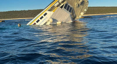 Catamarano con 78 persone a bordo si schianta contro gli scogli e affonda nell'Adriatico