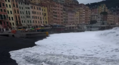 Selfie mania: turista fa una foto alla mareggiata ma un'onda se la porta via - Il video