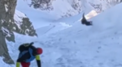 Un alpinista scivola e precipita in modo incontrollato lungo una montagna innevata europea – Il video