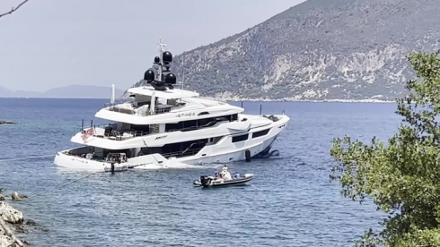 Yacht Ethos di 47 metri con dieci persone affonda al largo delle coste greche - Il video 