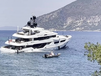 Yacht Ethos di 47 metri con dieci persone affonda al largo delle coste greche - Il video 