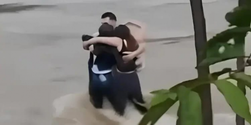 L'abbraccio disperato di tre amici prima di essere travolti dalla furia dell’acqua- Il video