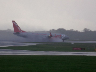 Avaria al motore dell’aereo: questa sera atterraggio di emergenza di un volo Jet2 all'aeroporto di Manchester