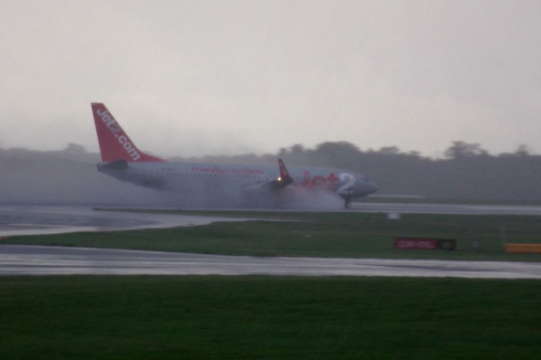 Avaria al motore dell’aereo: questa sera atterraggio di emergenza di un volo Jet2 all'aeroporto di Manchester