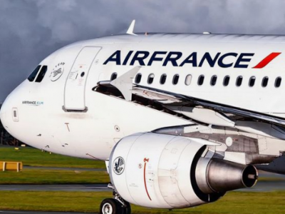 Passeggero britannico ubriaco aggredisce assistente di volo Air France tra Amsterdam e Parigi: caos in aereo
