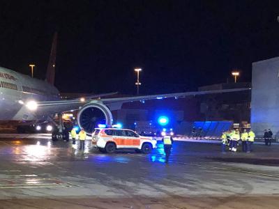 Volare sicuri. Aeroporto Stoccolma, Boeing in fase di rullaggio urta edificio sulla pista