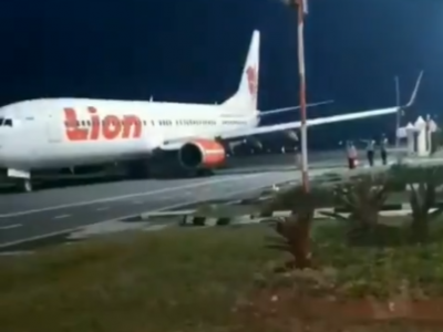 Aereo di linea colpisce un palo in aeroporto, ala danneggiata e volo cancellato