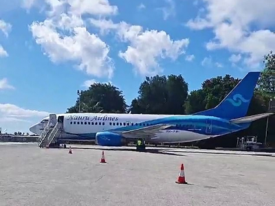 Boeing 737-300 della Nauru Airlines costretto ad atterraggio di emergenza per incendio del motore. 