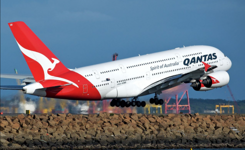 Passeggero ubriaco semina il panico su un aereo Qantas, arrestato dopo l’atterraggio d'emergenza. 