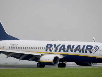 Malore su un volo Ryanair diretto a Dublino: atterraggio d'emergenza a Newcastle
