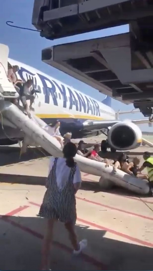 Panico su volo Ryanair: batteria del telefono cellulare di un passeggero esplode prima del decollo.