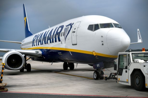 Aereo Ryanair colpito da un fulmine, volo deviato a Londra Stansted poco dopo il decollo