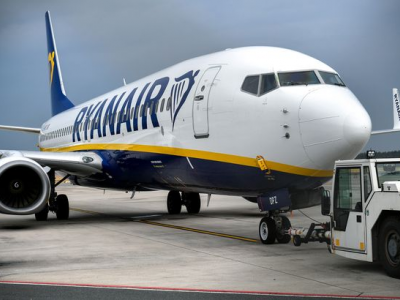 Aereo Ryanair colpito da un fulmine, volo deviato a Londra Stansted poco dopo il decollo