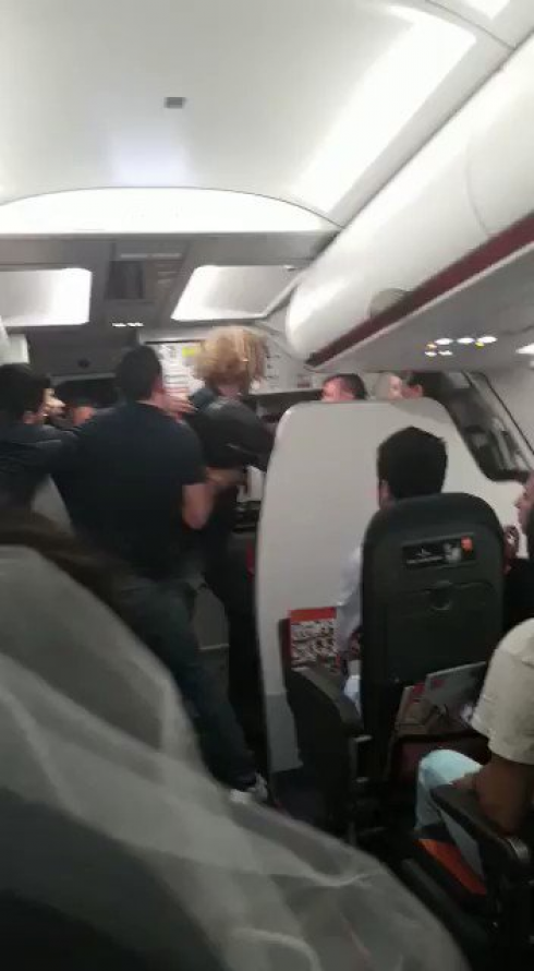 L'aereo diretto a Palma di Maiorca fa ritardo: passeggero tira una testata allo steward e l'aeromobile viene evacuato per motivi di sicurezza