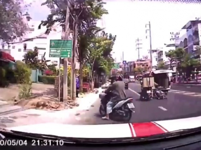 Ambulanza perde il paziente per strada mentre corre in ospedale e il video inedito dell'assurdo incidente diventa virale.