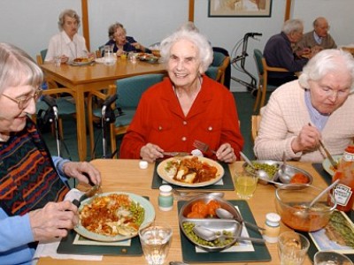 anziani che pranzano
