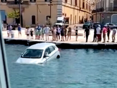 Non inserisce il freno di stazionamento e l’auto finisce in mare al porto di Brindisi – Il video è virale