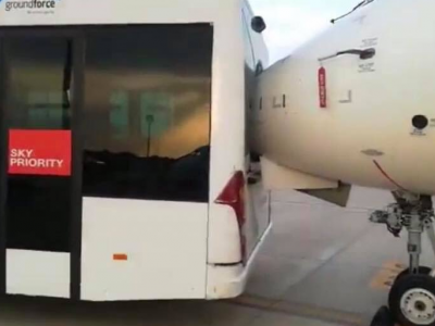 Inusuale incidente all'aeroporto di Valencia, scontro tra aereo Iberia e autobus