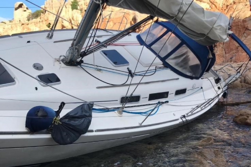Barca a vela italiana si incaglia sulla costa di Plitra in Grecia