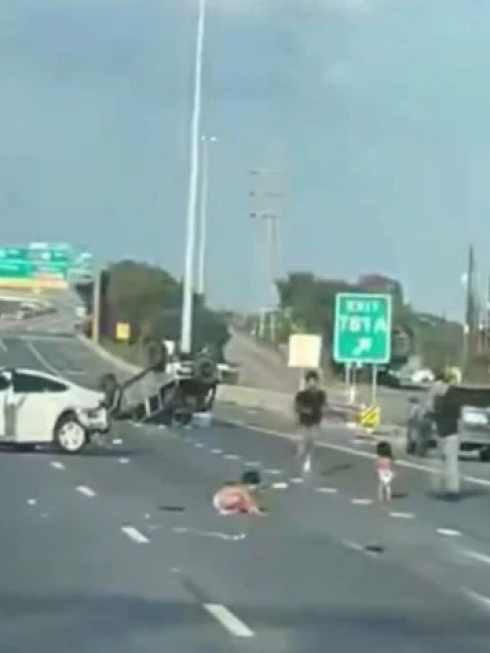 Video mostra due bimbi in pannolini su un'autostrada degli Stati Uniti dopo essere stati sbalzati fuori dall'auto dopo un incidente