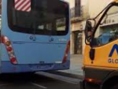 Lecce. Centro Urbano. Il bus del trasporto urbano in panne, traffico in tilt e i passeggeri rimangono appiedati - VIDEO