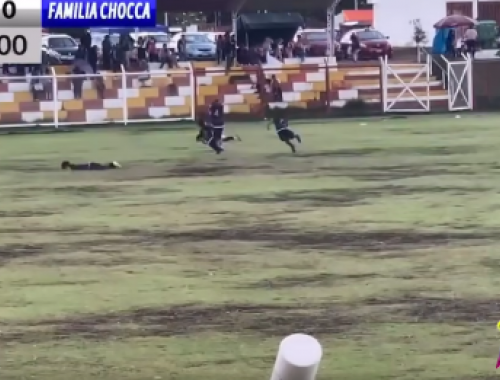 Fulmine sul campo da calcio durante la partita uccide e ferisce giocatori in Perù – Il video  