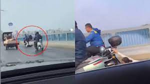 Video shock, motociclista trascina la donna lungo la strada dopo una discussione