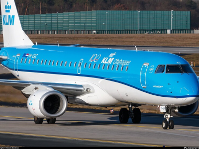 Incidente choc, muore risucchiato dal motore di un jet in rullaggio della compagnia aerea olandese KLM Cityhopper