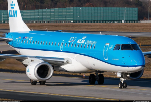 Incidente choc, muore risucchiato dal motore di un jet in rullaggio della compagnia aerea olandese KLM Cityhopper