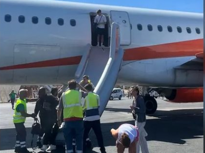 Volo Heraklion – Londra, aereo EasyJet evacuato dopo l'esplosione della sigaretta elettronica di un - Il video