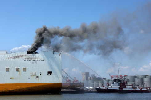 Incendio su nave da carico italiana attraccata a Newark: morti due vigili del fuoco