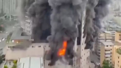 Cina, brucia edificio di 14 piani, almeno 16 morti – Il video