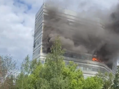 Un edificio sta bruciando a Mosca, almeno otto morti, persone che rompono finestre e si buttano giù – Il video