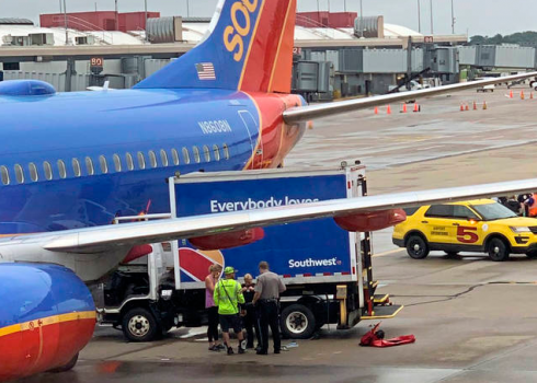 Stati Uniti, furgoncino del catering contro Boeing 737 della Southwest Airlines: passeggeri a terra