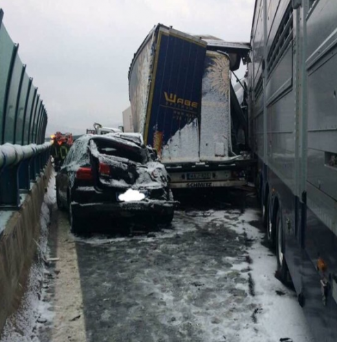 Danni in autostrada. La società autostradale risarcisce i danni cagionati dalla lastra di ghiaccio: causa esclusiva la formazione sull’asfalto