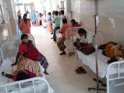 Un morto e quasi 400 persone ricoverate in ospedale per una strana malattia nel sud dell'India.
