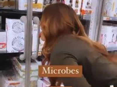 Una donna americana lecca mezzo supermercato: "I batteri rafforzano il sistema immunitario".
