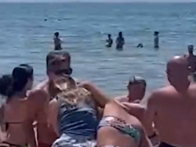 Rissa tra donne in un noto lido di Varcaturo per un lettino sulla riva – Il video è diventato virale